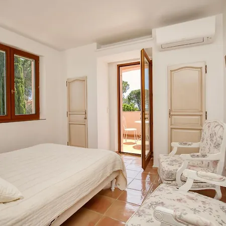 Maison De Face Au Golf De St-maxime