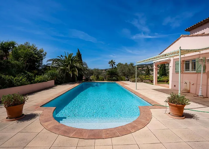 Maison De Face Au Golf De St-maxime Willa